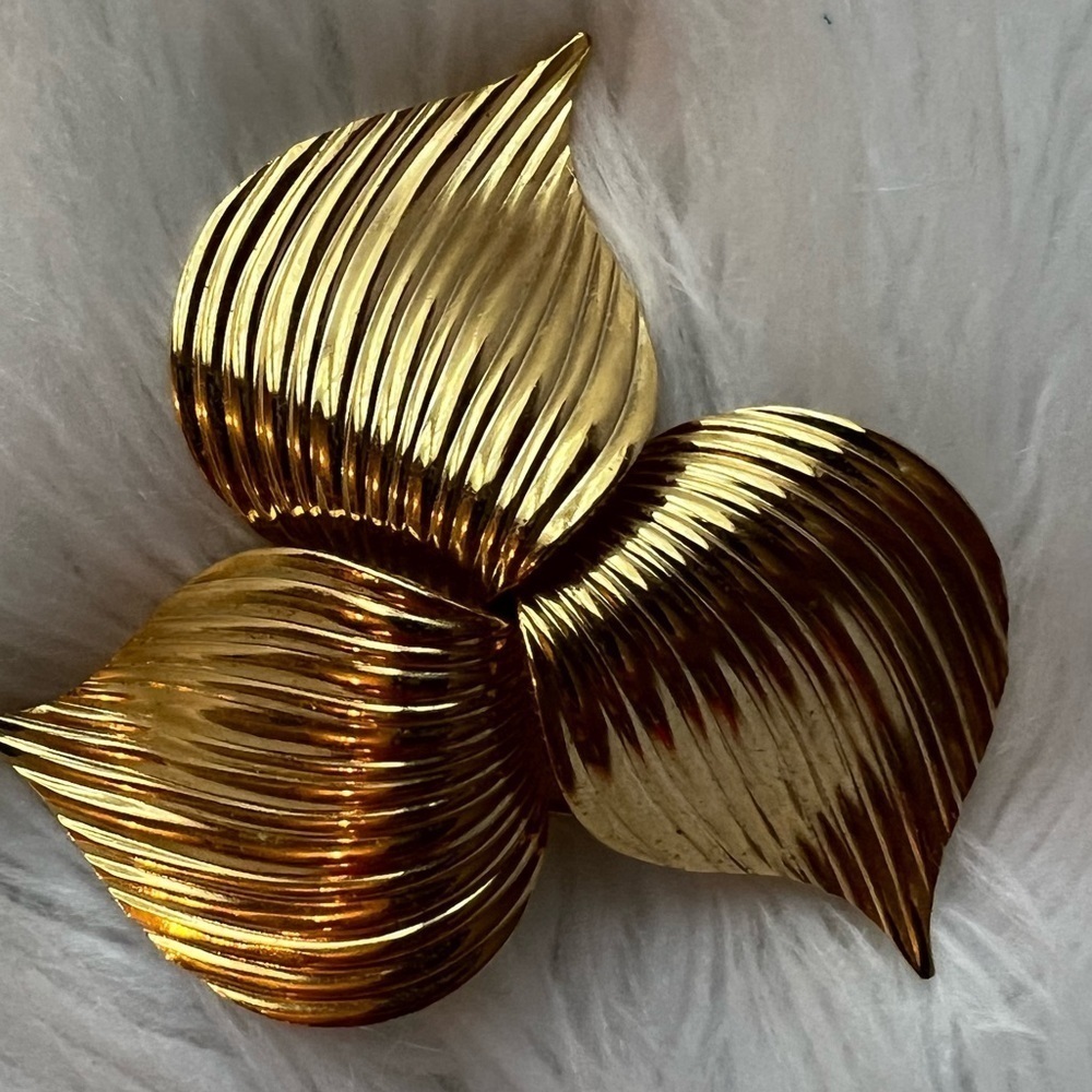 Vintage Sarah Coventry Goldtone Brooch Pin